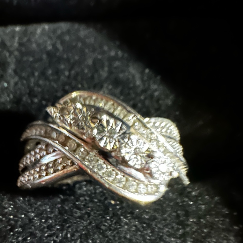 Size 6 Kay jewelers ring. Doesn’t fit me